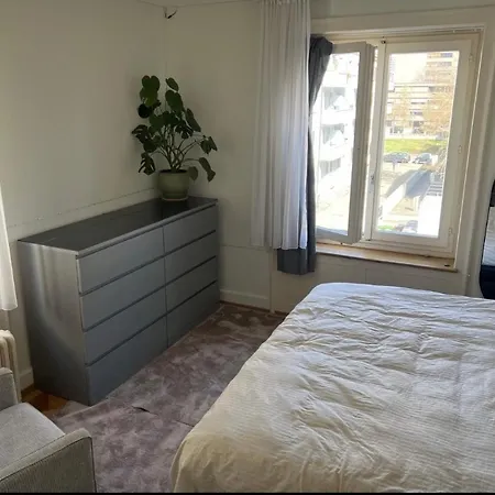 Апартаменты 5 Mins From Stadion Letzigrund Цюрих